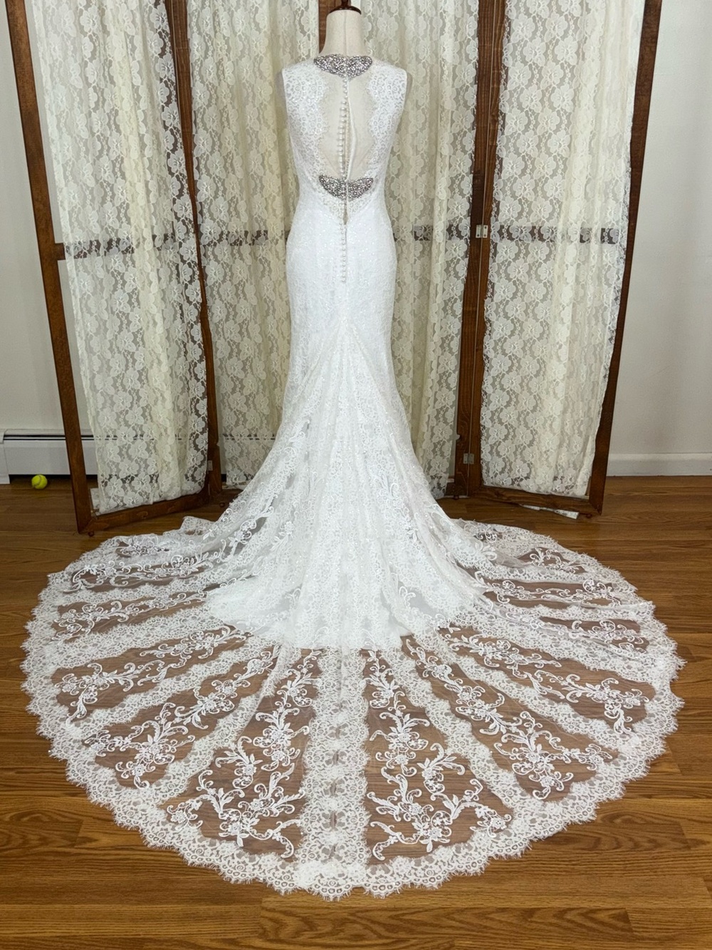 Stunning New Allure Bridals White Lace Mermaid Wedding Gown